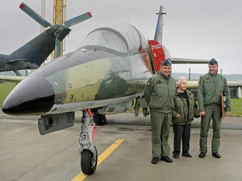 Během středečního slavnostního nástupu základny došlo k odletu Albatrosů na nové působiště, kterým se stane základna v Čáslavi.