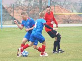 Fotbalisté Koutů (v červených dresech) a Radešínské Svratky (v modrém) by měli zamířit do 1. B třídy. Zachránit je ještě mohou přesuny v rámci soutěží u zeleného stolu.
