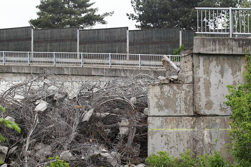 Bourání mostu a ramp u třebíčské nemocnice.