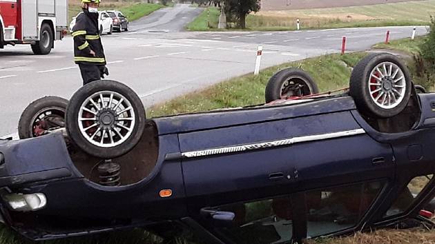 Po nehodě u Jaroměřic nad Rokytnou skončilo auto převrácené na střeše