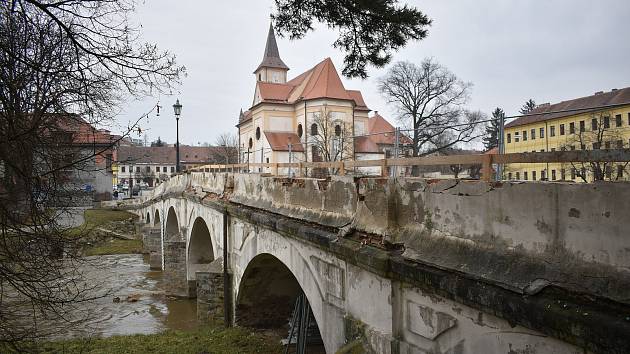 Rekonstrukce barokního mostu se přesunula do druhé poloviny.
