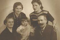 Sestry Kovárníkovy s dcerou Ludmilou a rodiči
