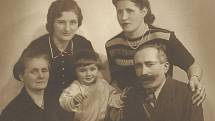 Sestry Kovárníkovy s dcerou Ludmilou a rodiči