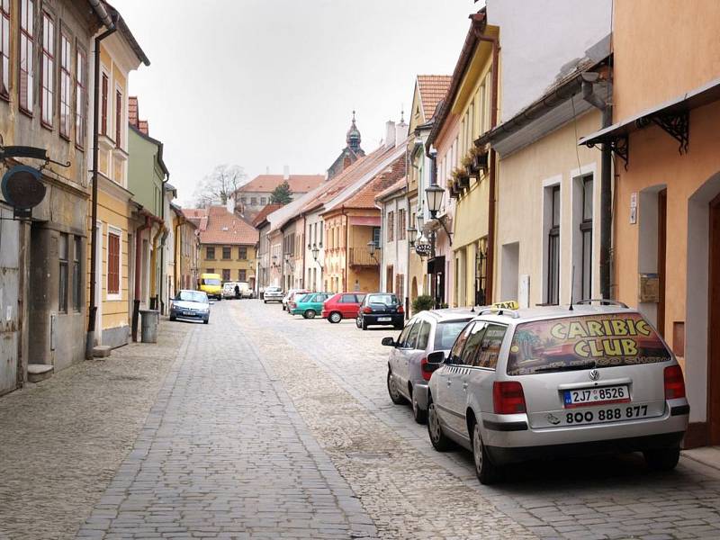 Parkování je pro obyvatel Zámostí problematické. V celé čtvrti je zákaz stání, vyjma omezeného počtu míst pro držitele povolenek.