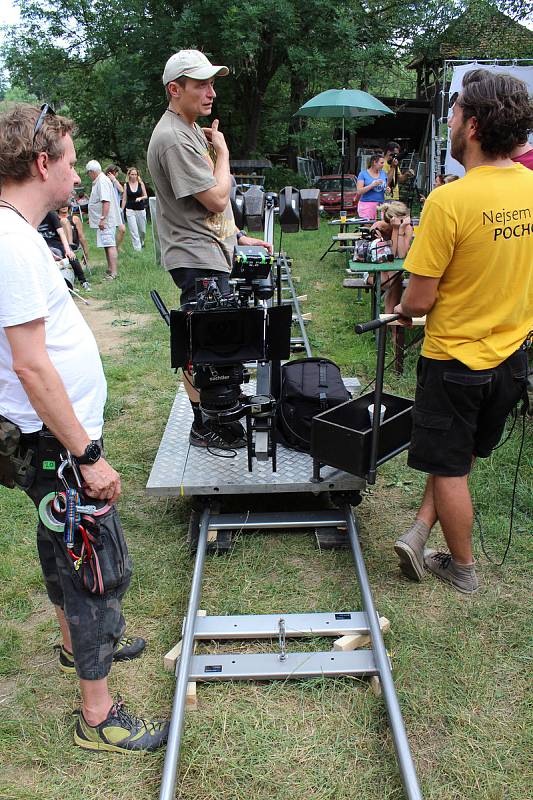 Natáčení filmu Cena za štěstí ve Skalákově mlýně u Meziříčka.