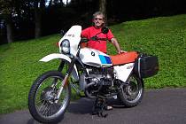 Rudolf Pražan se svým motocyklem BMW R 80 G/S. Dvě poslední písmena znamenají zkratky německých slov Gelände/Strasse, tedy terén a silnice.