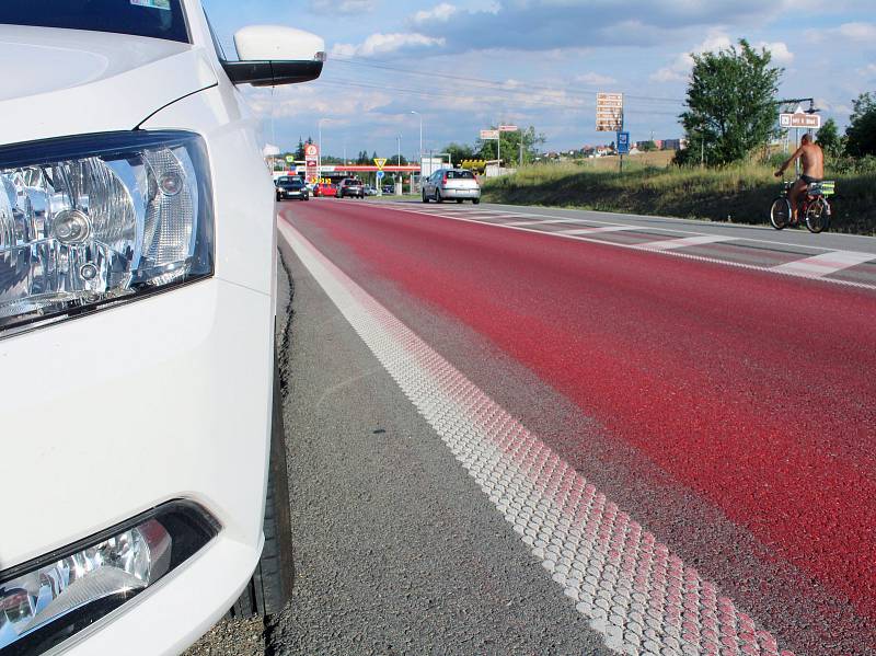 Od Náměště se táhne červená silnice. Barva vytekla z nákladního vozidla