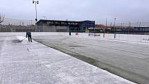 Přípravu ledu v třebíčském sportovním areálu Na Hvězdě spustili baseballisté klubu Nuclears před několika dny.