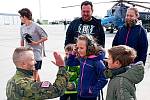 Vojáci z 22. vrtulníkové základny v Náměšti vzaly nemocné děti a jejich rodiče blíže k nebi.