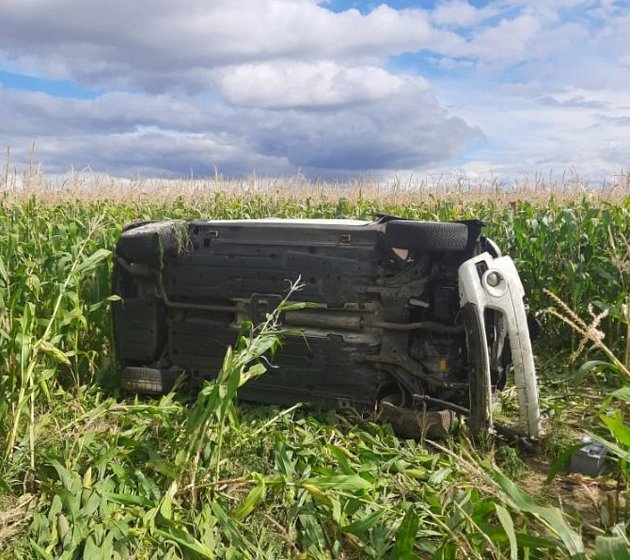 Nehoda při předjíždění: auto skončilo v poli u Mastníku