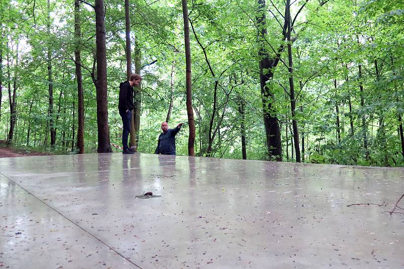 Střelnice v Libušině údolí v Třebíči má nový betonový parket. Tančit se tu bude po 53 letech.
