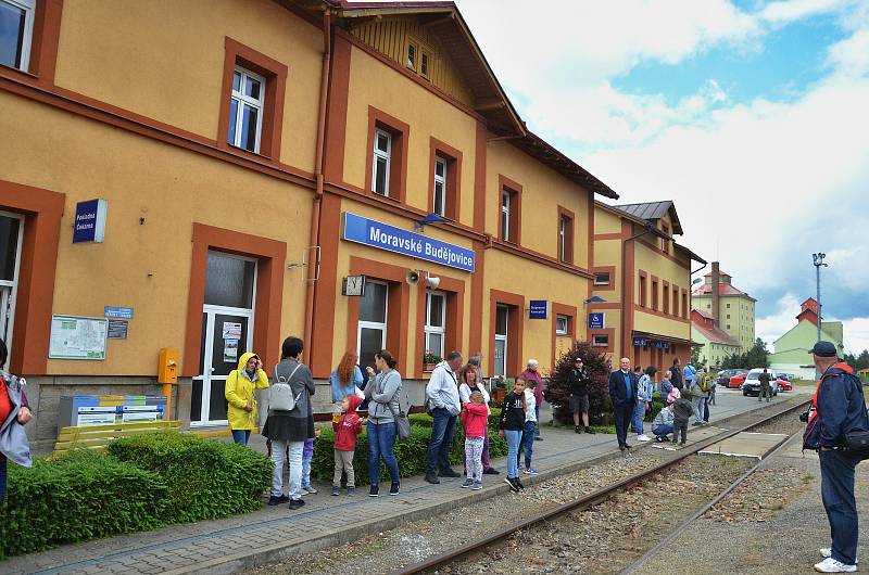 Sobotní oslavy zavítaly i na železniční stanici v Moravských Budějovicích, kde byla k vidění výstava modelového kolejiště, a vozidla spolků Máňa doprava a SVD-JMZ.