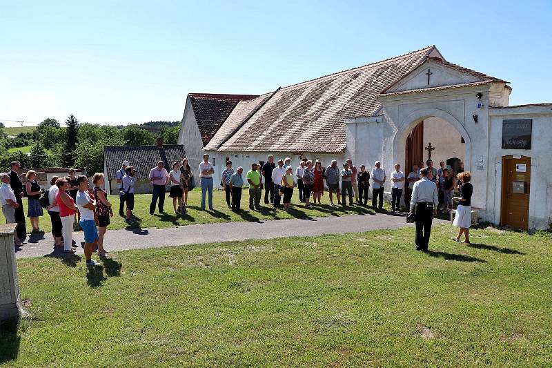 Iniciativa Poslední adresa instalovala pamětní plakety na farnostech v Babicích, Horním Újezdě a Rokytnici nad Rokytnou.