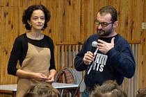 Gymnazistům knížku představil herec Ondřej Vetchý a Neela Winkelmannová z Platformy evropské paměti a svědomí. 