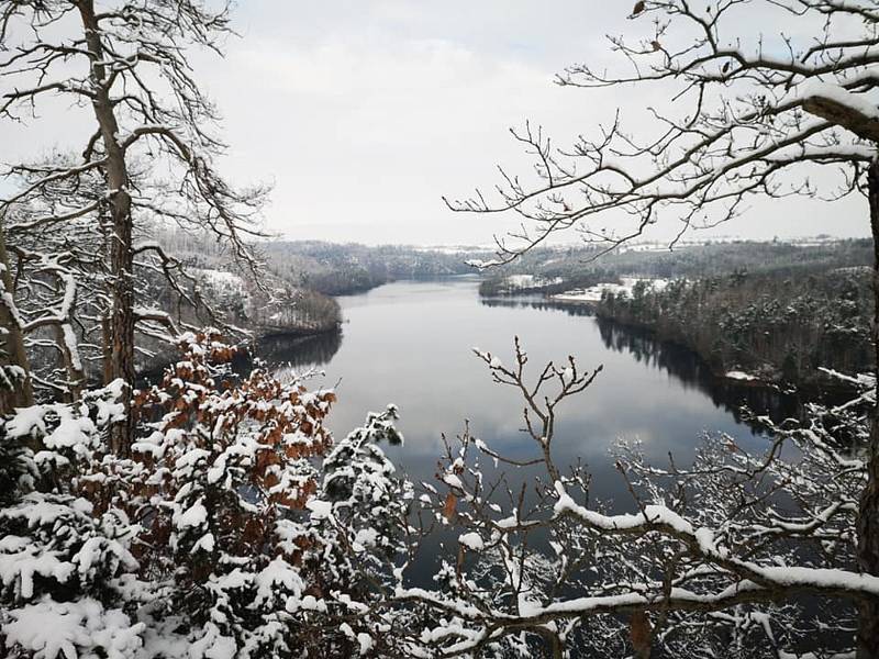 Putování po březích Dalešické přehrady. Podívejte se na fotografie