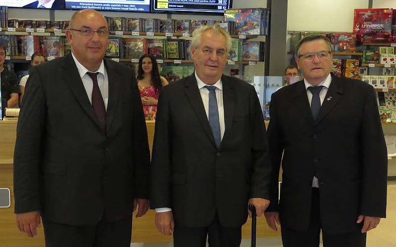 Richard Horký s prezidentem Milošem Zemanem a bývalým hejtmanem Jiřím Běhounkem.