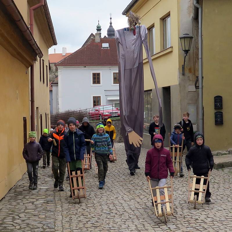 Malí hrkači vyhánějí z Třebíče zimu.