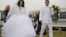 Předlouhá limuzína a nevěsta s ještě delší závojem. Tak vypadala pravá cirkusová svatba, kterou Třebíč hostila v úterý.