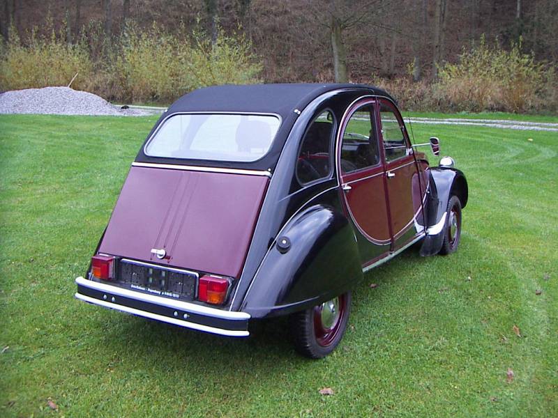 Hlavní výroba Citroënu 2CV se rozeběhla v roce 1948, poslední exemplář vyjel z továrny na začátku devadesátých let. Vůz se stal legendou, lidé na něj v pořadnících čekali i šest let.