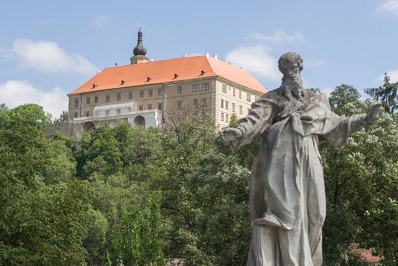 Zámek v Náměšti nad Oslavou si prezident Edvard Beneš vybral za své letní sídlo. Návštěvníci dodnes mohou procházet jeho pracovnou a reprezentačními prostorami. Jiné místnosti, které kvůli pobytu prezidenta na zámku v létech 1946 a 1947 vznikly, přístupné