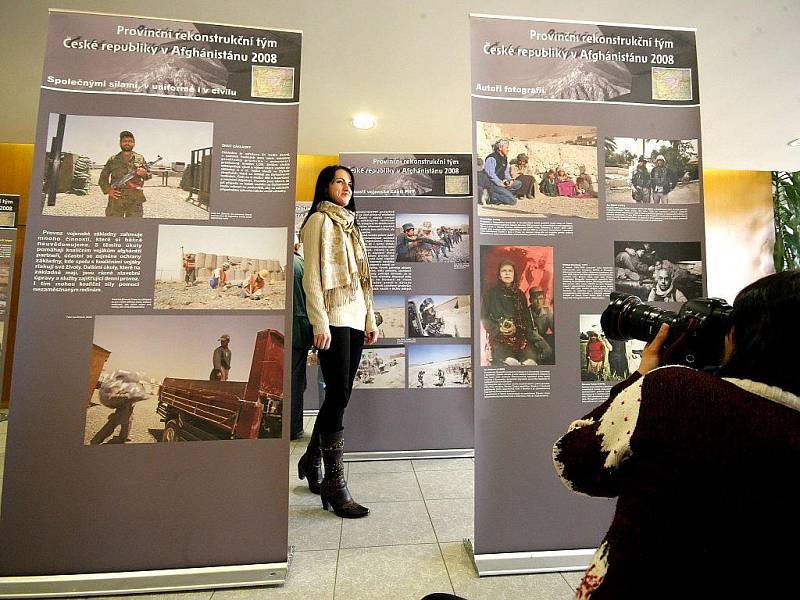 Neobvyklá vernisáž proběhla v úterý v Kongresovém centru Pasáž v Třebíči, kde byly představeny fotografie a artefakty dokumentující práci a život Provinčního rekonstrukčního týmu ČR v afghánském Logaru.