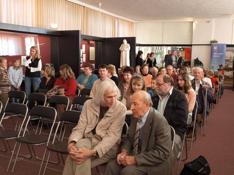 Křest nové knihy Josefa Pěnčíka Prsten věrnosti v Památníku Bible Kralické.