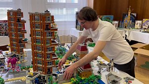 Michal Plos při instalaci svého města ze stavebnice Lego v Třebíči.