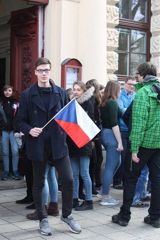 Protest studentů u státního gymnázia v Třebíči, kterým se připojili k celorepublikové výzvě ústavním představitelům.