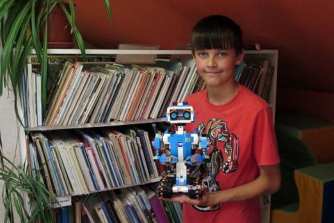 Děti se na dětském oddělení třebíčské knihovny učily programovat roboty.