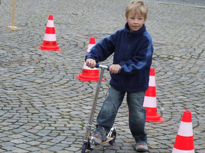 Strážníci, kteří jsou hlavními pořadateli akce, si pro děti i veřejnost připravili cyklistickou jízdu zručnosti, kvizy a vědomostní soutěže s dopravní tématikou, zkoušku resuscitace, lanové lávky i skákací hrad či prohlídku hasičského vozu.