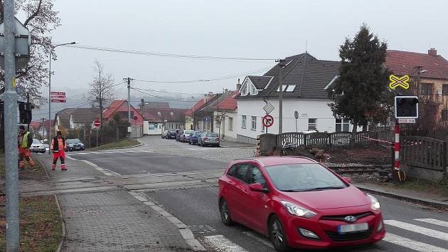 Vozidla přes přejezd v ulici Sv. Čecha neprojedou do středy 30. listopadu do 20 hodin.