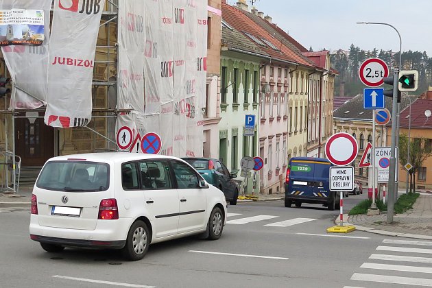 VIDEO: V centru Třebíče uzavřeli vytíženou ulici, řidiči na zákaz vjezdu nedbali