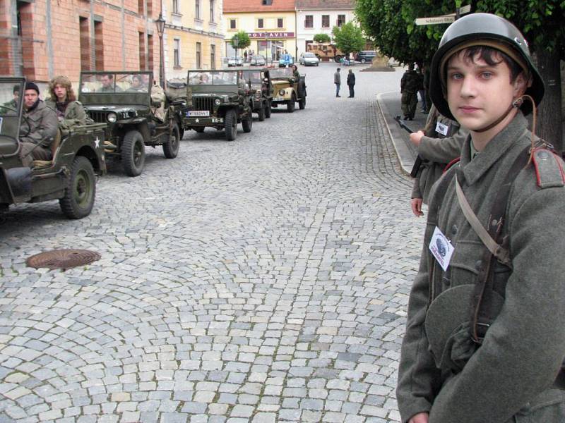 Historické vojenské automobily obsadily o víkendu Náměšť nad Oslavou a její okolí. Konal se tam již 18. ročník soutěže O zlomenou poloosu.