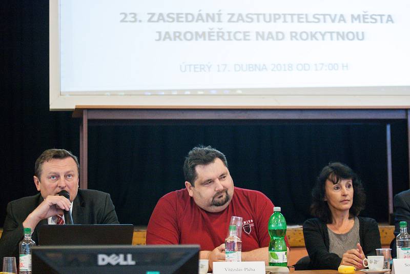 Veřejné zasedání zastupitelů města Jaroměřice nad Rokytnou o vyhlášení referenda kvůli možnému vybudování úložiště jaderného odpadu.