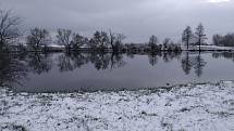 Zasněžený rybník mezi Jaroměřicemi a Ratibořicemi