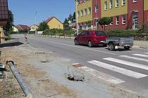 Před základní školou v Okříškách vznikne přechod se zpomalovacími semafory.