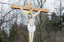 Nový Fábrův kříž vytvořilo Tesařství Tesař jako dar obci. Zbylou práci odvedli další ochotní lidé.