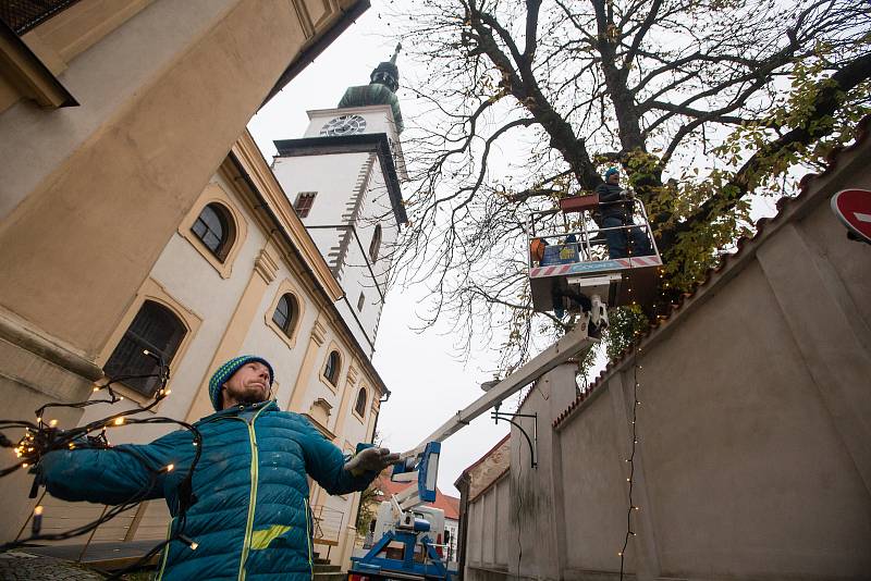 Instalace vánočního osvětlení v Třebíči.