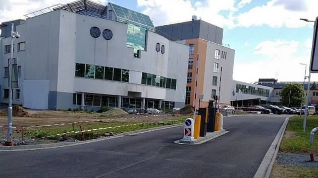 Třebíčská nemocnice zprovoznila nový a nyní jediný vjezd do areálu