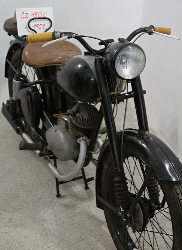 Muzeum československých letců v RAF a expozice starých motocyklů na zámku v Polici u Jemnice.