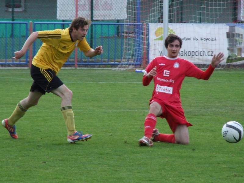 Juniorka HFK Třebíč (v červeném) otočila derby proti Vladislavi čtyřmi góly i přes početní nevýhodu.