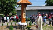 Mši svatou sloužil Martin Grones z Velkého Újezda, který během bohoslužby soše požehnal. Jako materiál k výrobě dřevěné rytiny světce posloužilo dřevo ze staré lípy přímo z Mladoňovic.