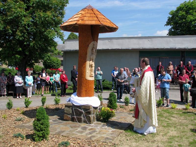 Mši svatou sloužil Martin Grones z Velkého Újezda, který během bohoslužby soše požehnal. Jako materiál k výrobě dřevěné rytiny světce posloužilo dřevo ze staré lípy přímo z Mladoňovic.