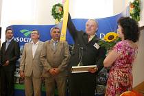 Starosta Martínkova Josef Svoboda zvedá nad hlavu Zlatou stuhu za vítězství v soutěži Vesnice Kraje Vysočina roku 2015. Slavnostní ceremoniál se odehrál včera v místní sokolovně.
