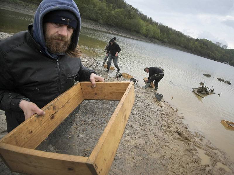 Objevená kamenná struktura bývala základem pro chýši. Právě ve spárách mezi dlaždicemi a v jejich okolí se našlo nejvíce drobných předmětů, často opracovaný křišťál, který si naši předci z Plevovců přinášeli od Velkého Meziříčí.