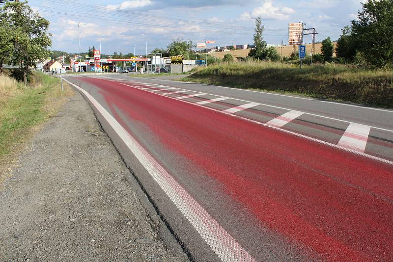 Od Náměště se táhne červená silnice. Barva vytekla z nákladního vozidla