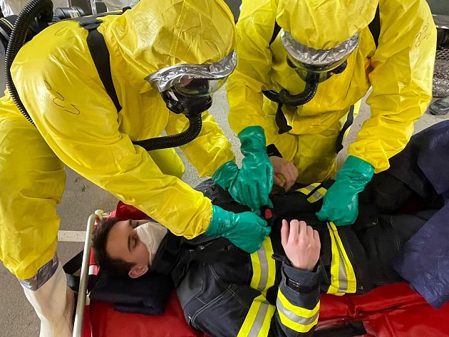 Vysoce nakažlivá nemoc: hasiči v Třebíči trénovali s nebezpečným pacientem