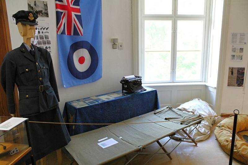 Muzeum československých letců v RAF a expozice starých motocyklů na zámku v Polici u Jemnice.