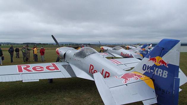 Známý tým leteckých akrobatů z Jaroměře The Flying Bulls Aerobatics Team přistál v neděli na třebíčském letišti. Přinutila jej k tomu nepřízeň počasí. 