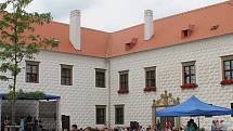 Ze zámeckých slavností ve Valči, které připomněly pět let od znovuotevření zámku po rozsáhlé rekonstrukci.